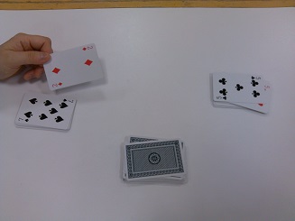 ８．計算結果が合えば、手持ちのカードすべてを相手に渡します。