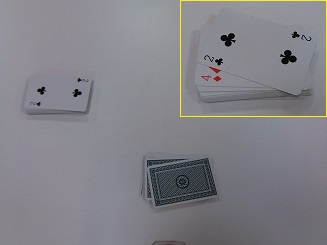 写真では「２掛ける４は８(2x4=8)」となっているので、相手のほうへすべてのカードを渡すことができます。