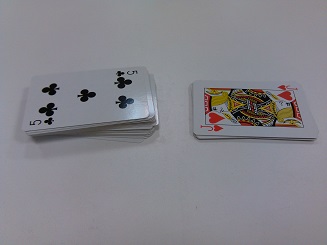 カードの枚数が少ないほうの勝ちです。