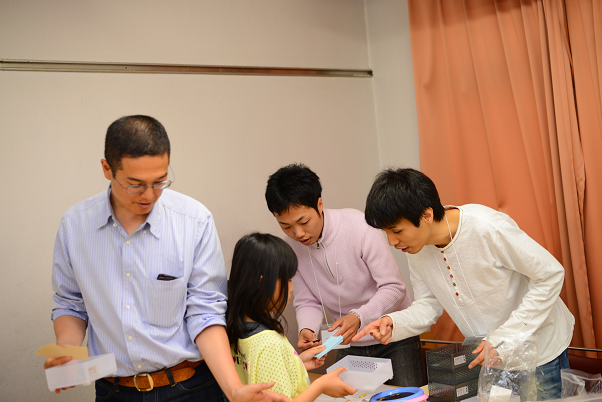 「ちょっと通るよ~」先生も(意外に)真剣?!