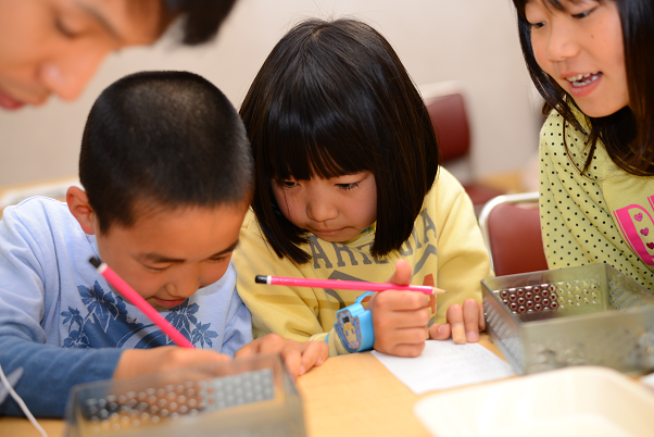 算数の式を書くこの表情、真剣です!