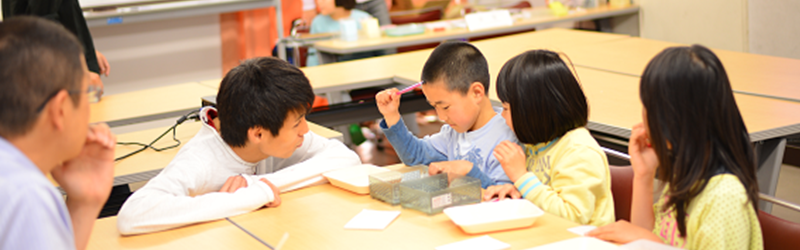 子どもたちがプログラミングでわくわくする様子